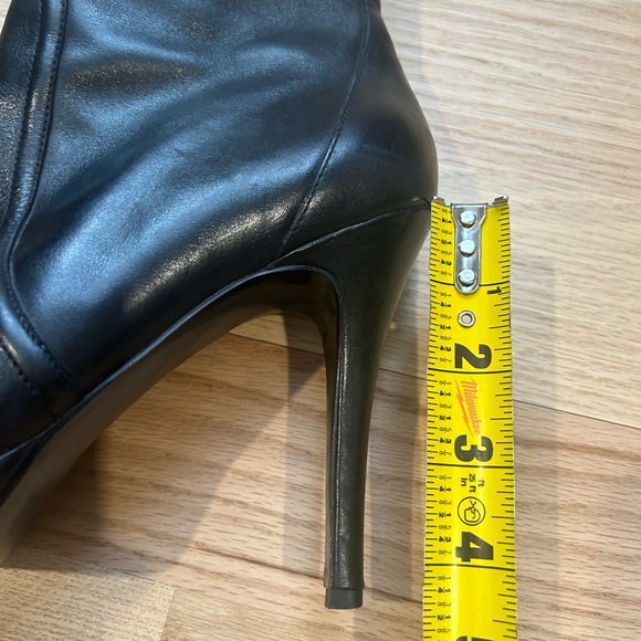 Guess genuine leather ankle platform boots, size 7.5, black, almond toe. - Picture 8 of 11